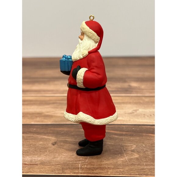 2010 HALLMARK KEEPSAKE ORNAMENT QXG7343 SANTA'S BUSY SEASON BLUE GIFT - Picture 7 of 8